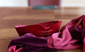 Keine Einziehung und Verwertung eines havarierten Öltankers und seiner Ladung in der Ostsee: Bundesfinanzhof bestätigt Vorinstanz im vorläufigen Rechtsschutz Karmesinrote Richterrobe und Barett gehören zur Amtstracht.